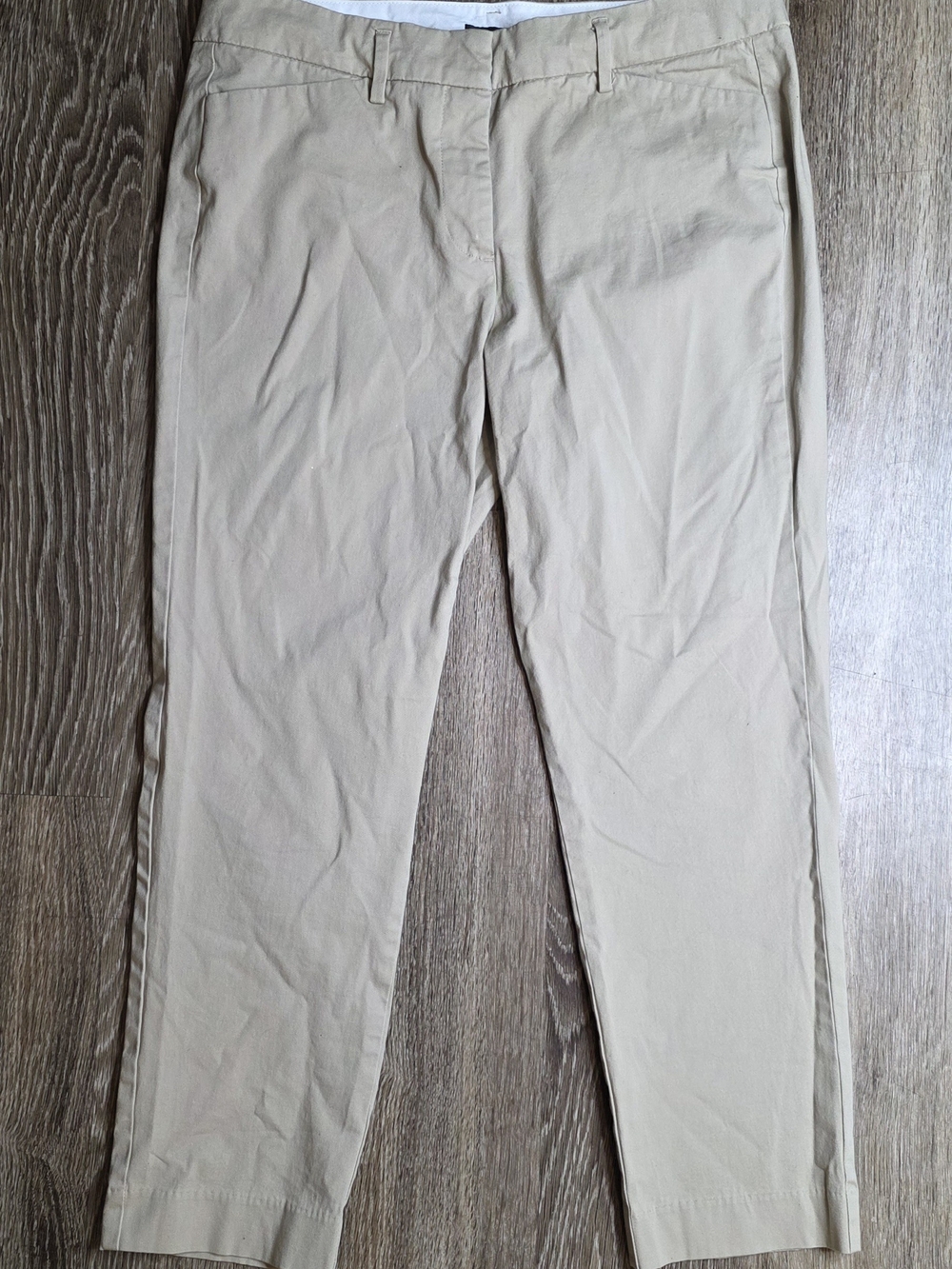 Worthington mid-rise slim ankle pants in a classic khaki or beige tone. Talla 8